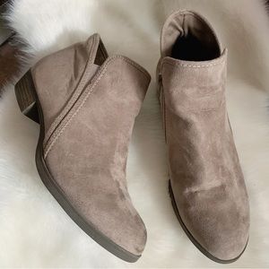 TIME & TRU Taupe Gray Faux Suede Ankle Booties 7